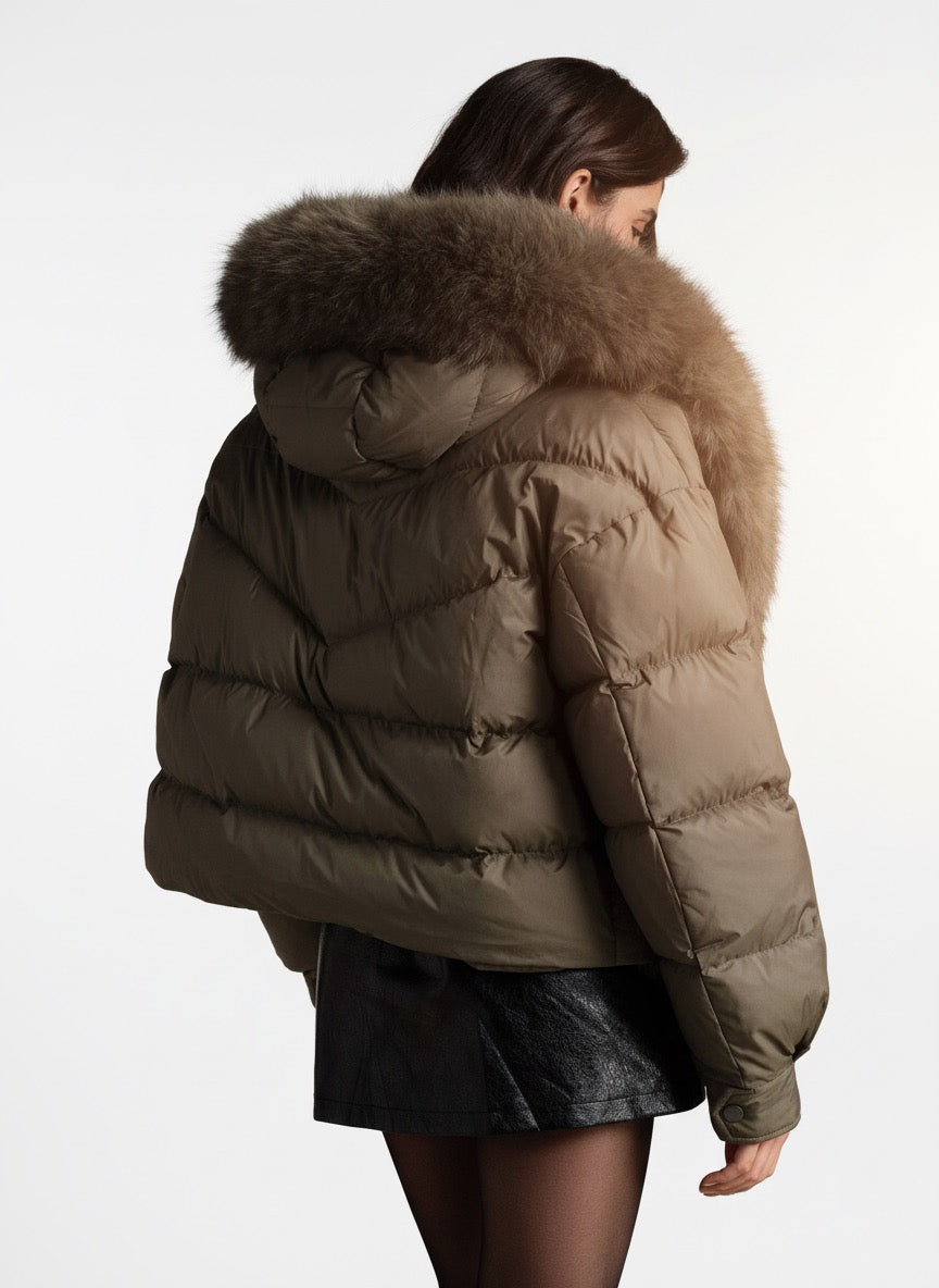 Khaki Pufferjacke mit voluminösem Kunstfellkragen