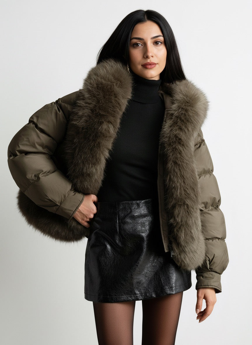 Khaki Pufferjacke mit voluminösem Kunstfellkragen